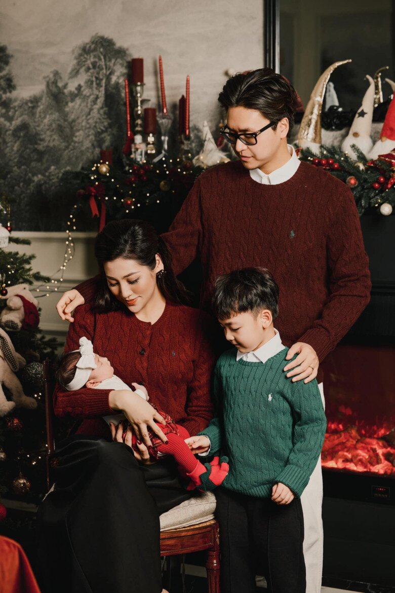 Á hậu Tú Anh làm tiệc thôi nôi cho con gái sinh với chồng thiếu gia, "tiểu công chúa" khiến BTV Thụy Vân xuýt xoa 6 Đón con gái vào năm 2024, vợ chồng Tú Anh có đủ nếp, đủ tẻ.