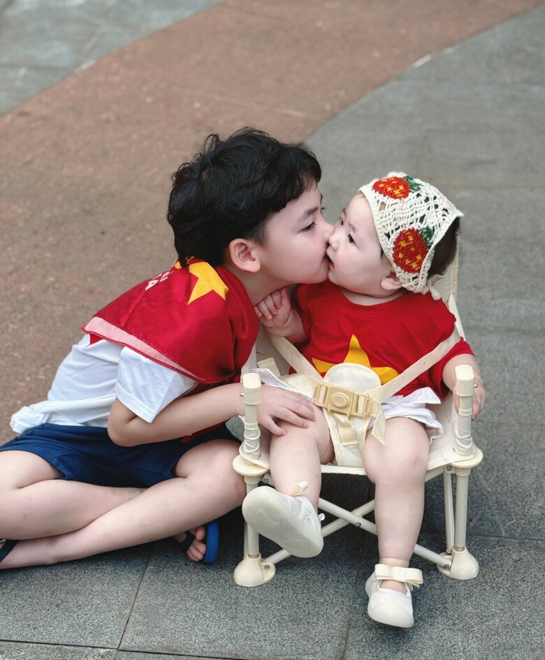 Á hậu Tú Anh làm tiệc thôi nôi cho con gái sinh với chồng thiếu gia, "tiểu công chúa" khiến BTV Thụy Vân xuýt xoa 9 Khoảnh khắc dáng yêu của 2 con nhà Tú Anh đốn tim người xem.