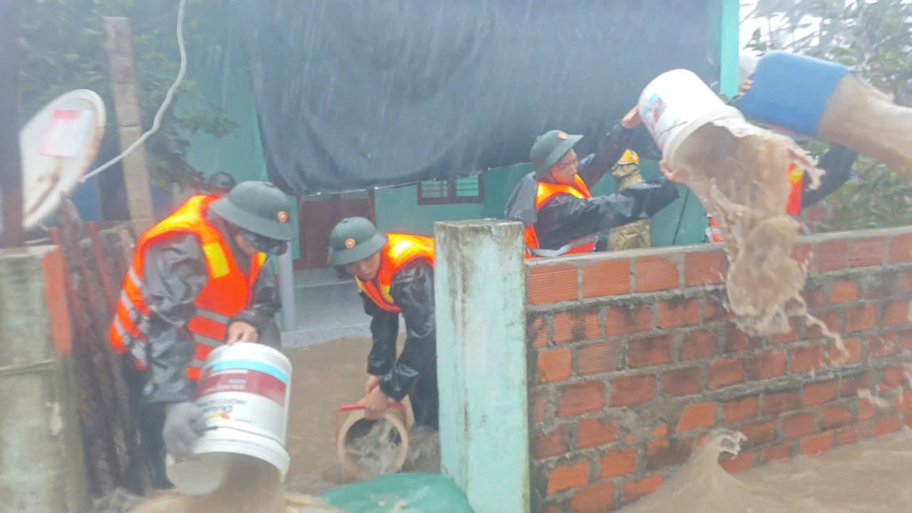 Lũ đặc biệt lớn, Quân đội sẵn sàng ứng phó những kịch bản xấu nhất- Ảnh 2.