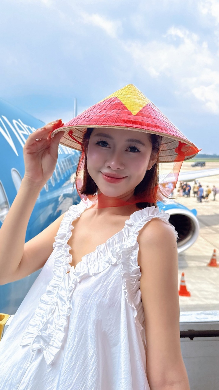 Fan sắc đẹp sang Thái cổ vũ Hương Giang thi Miss Universe 5 Fan sắc đẹp sang Thái cổ vũ Hương Giang thi Miss Universe - 4