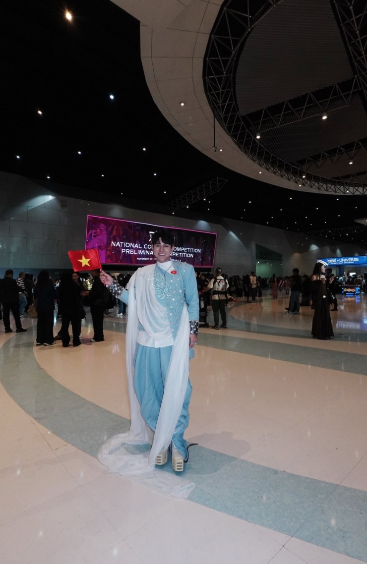 Fan sắc đẹp sang Thái cổ vũ Hương Giang thi Miss Universe 8 Fan sắc đẹp sang Thái cổ vũ Hương Giang thi Miss Universe - 7