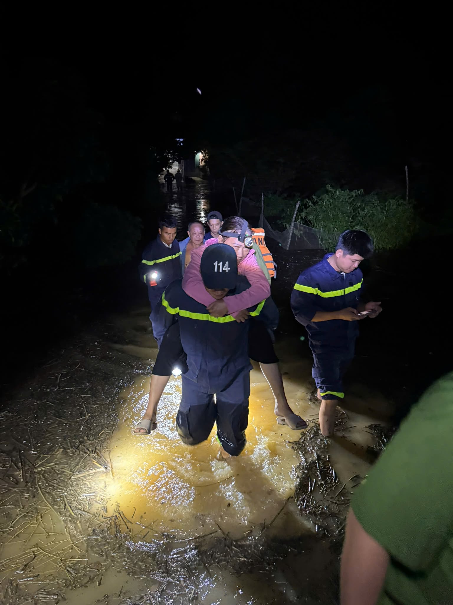 Thêm nhiều lời cầu cứu, hàng ngàn chiến sĩ, cán bộ được điều tới vùng nguy cấp  - Ảnh 2.