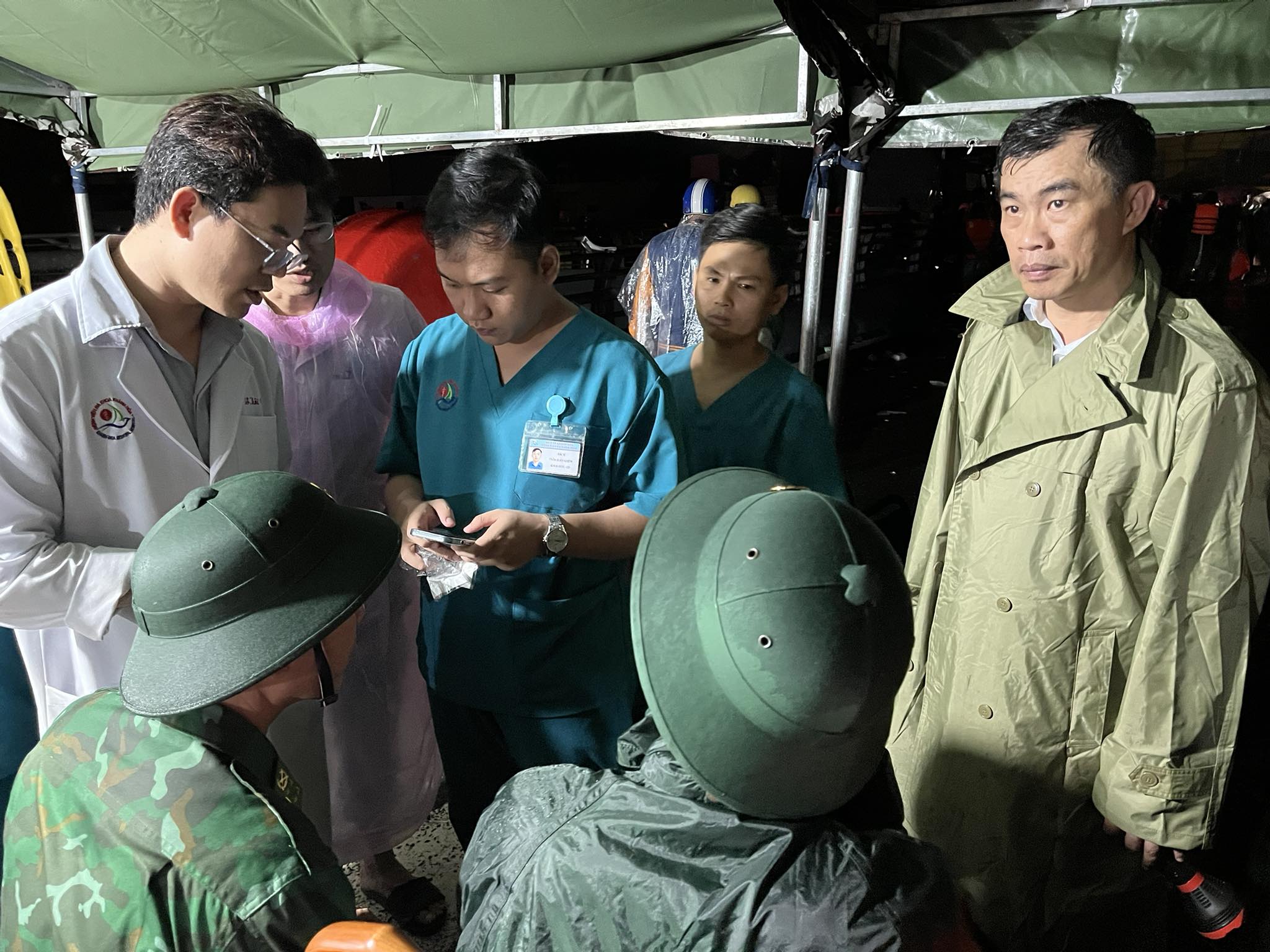 Thêm nhiều lời cầu cứu, hàng ngàn chiến sĩ, cán bộ được điều tới vùng nguy cấp  - Ảnh 5.