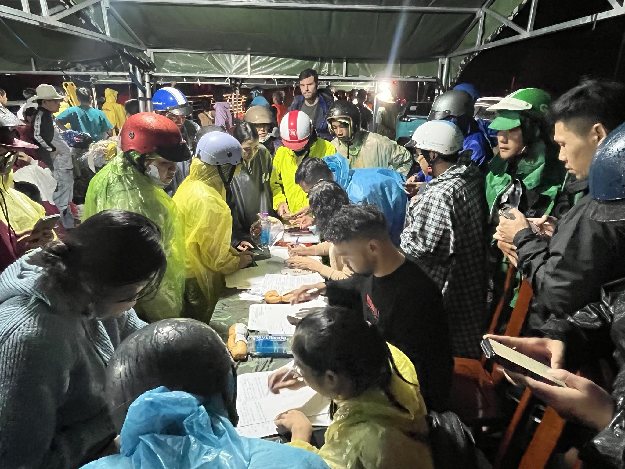 Thêm nhiều lời cầu cứu, hàng ngàn chiến sĩ, cán bộ được điều tới vùng nguy cấp  - Ảnh 4.