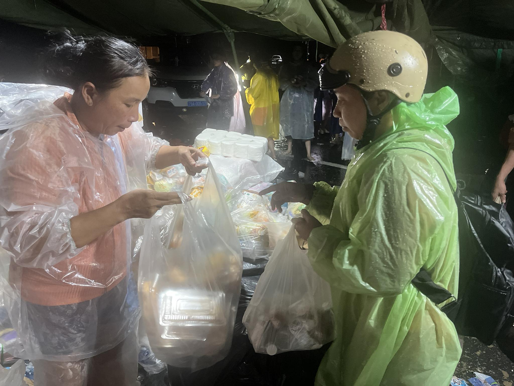 Thêm nhiều lời cầu cứu, hàng ngàn chiến sĩ, cán bộ được điều tới vùng nguy cấp  - Ảnh 6.