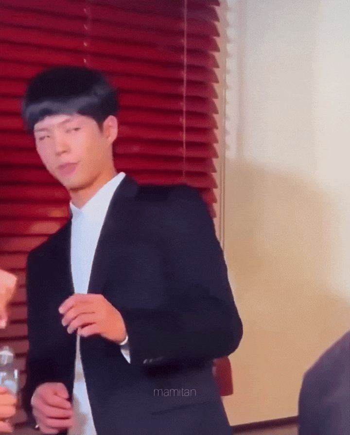 14 giây Park Bo Gum cầm điếu thuốc trên tay làm 