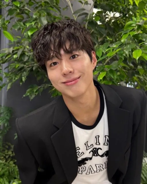 14 giây Park Bo Gum cầm điếu thuốc trên tay làm 