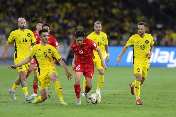 Malaysia dùng 7 cầu thủ nhập tịch bằng hồ sơ bị FIFA cho là giả mạo khi thắng Việt Nam 4-0 ở vòng loại Asian Cup 2027 tháng 6/2025. Ảnh: VFF