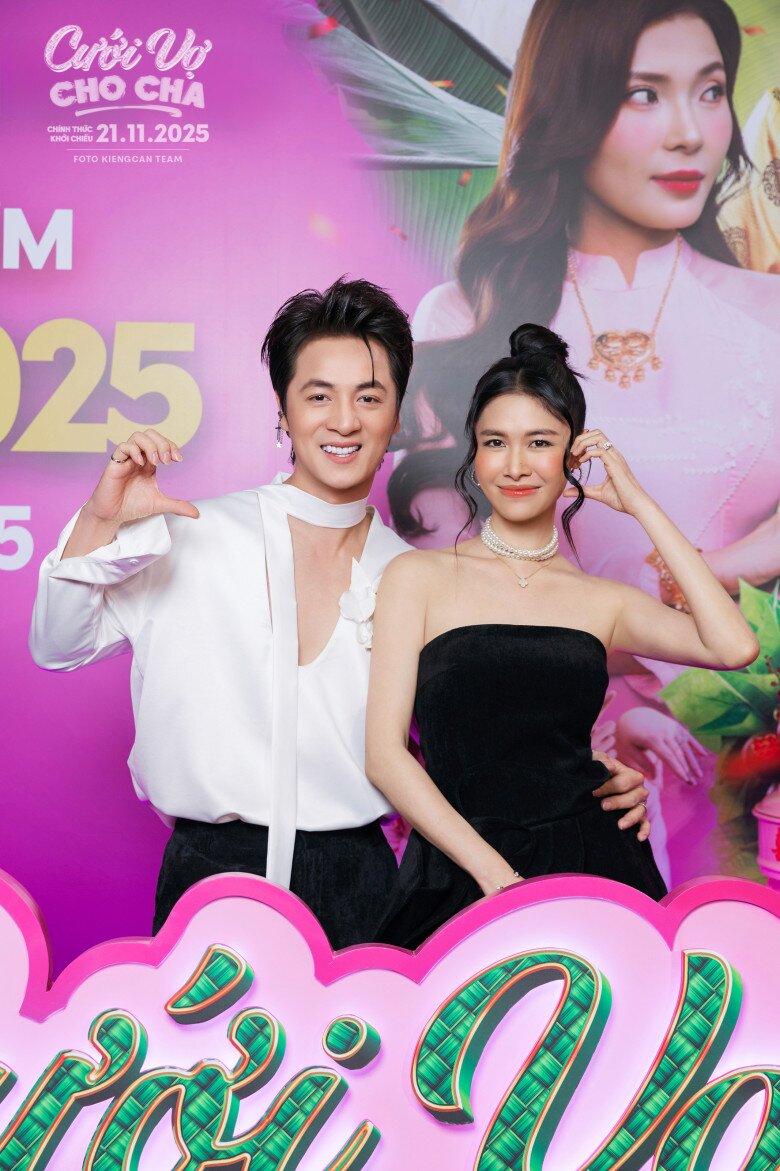 Vợ chồng Đăng Khôi - Thủy Anh tình tứ trên thảm đỏ sự kiện.