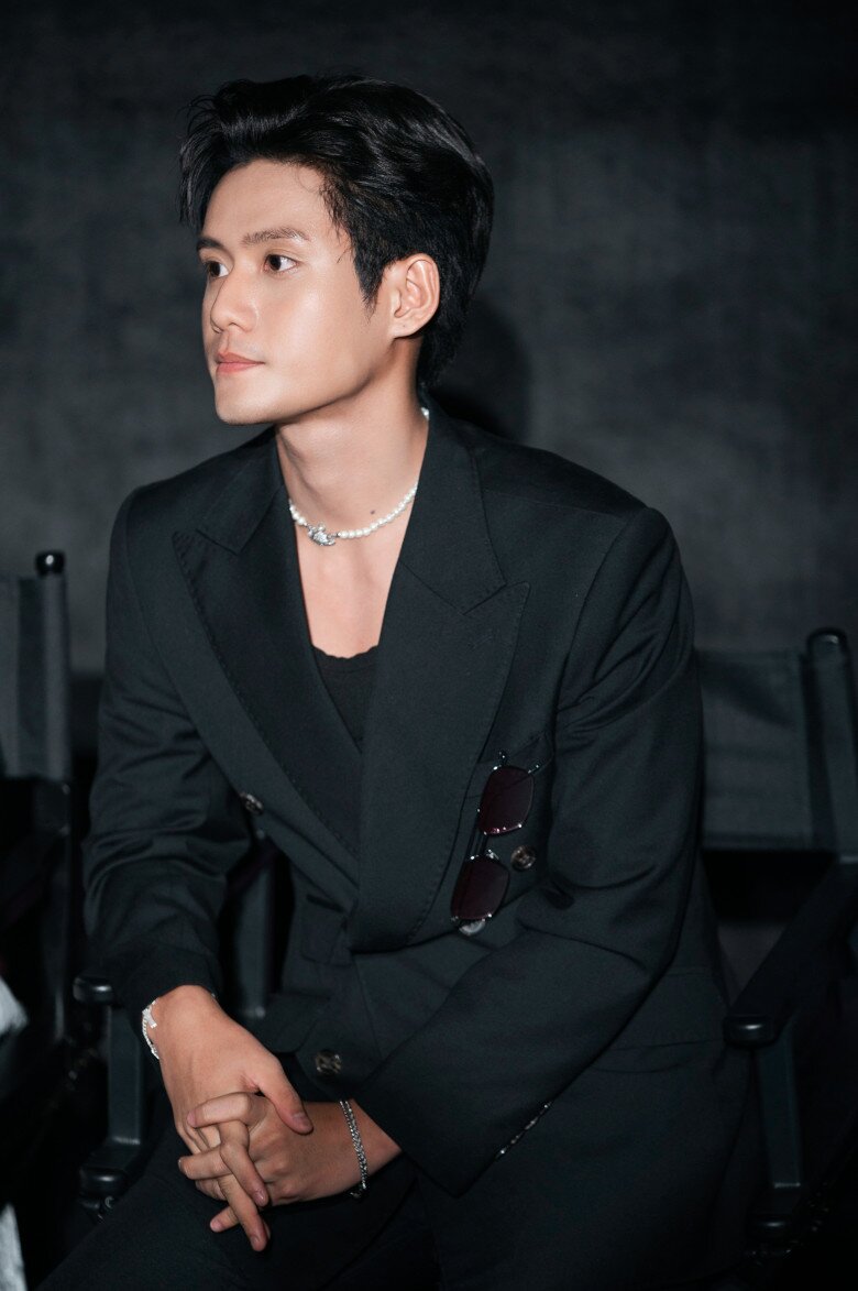 Đình Khang nén nỗi lo cho gia đình ở quê để xuất hiện ở sự kiện.