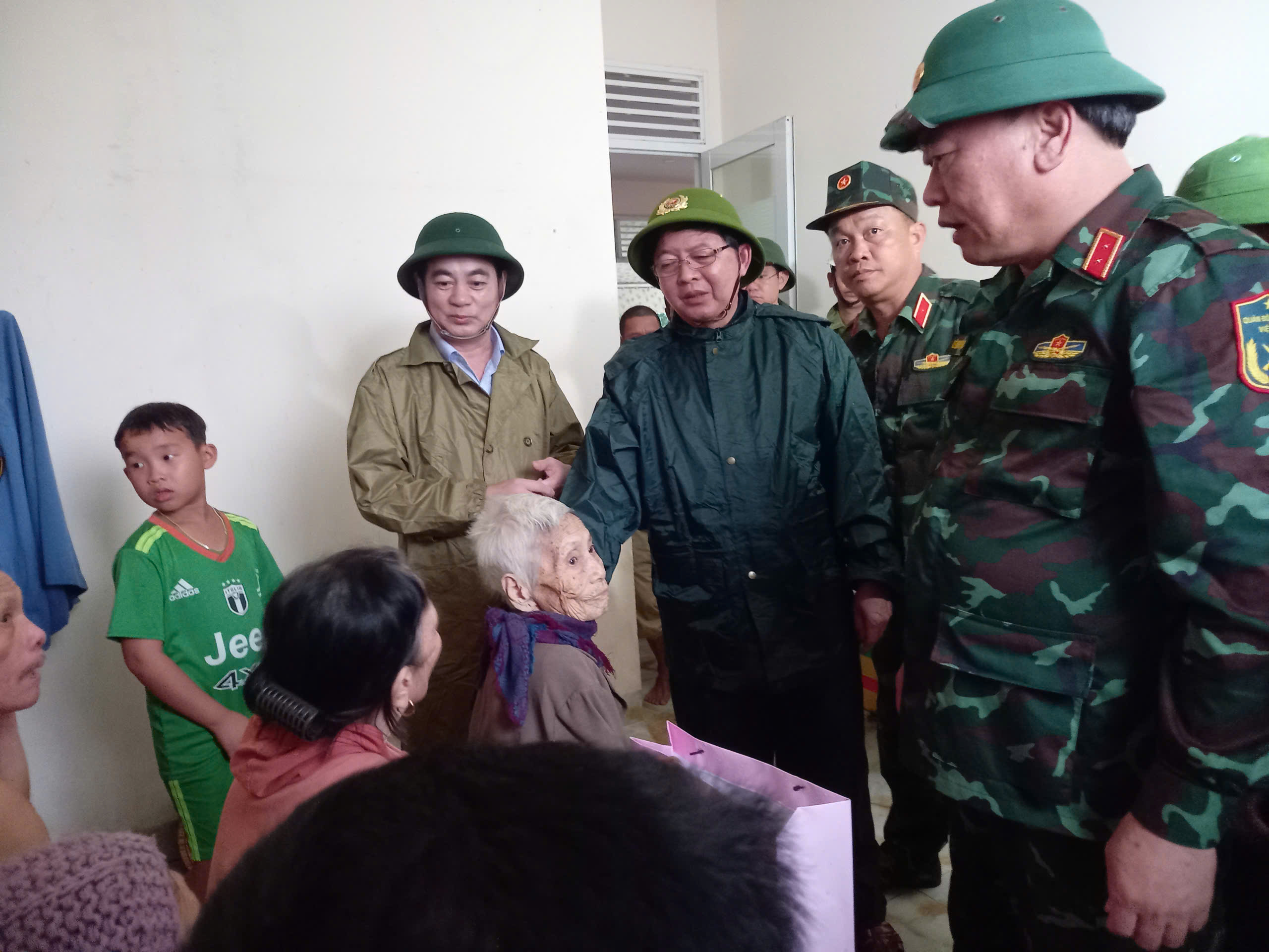 [eMagazine] - Hình ảnh người dân miền Trung oằn mình giữa biển lũ - Ảnh 13.