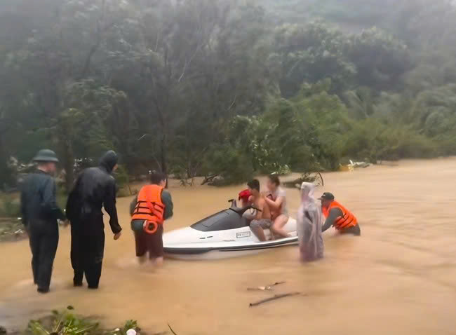 [eMagazine] - Hình ảnh người dân miền Trung oằn mình giữa biển lũ - Ảnh 16.