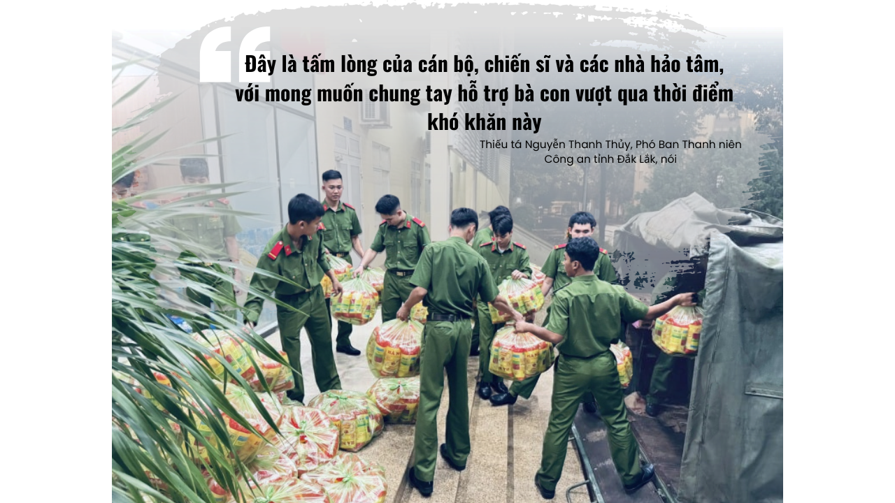 [eMagazine] - Hình ảnh người dân miền Trung oằn mình giữa biển lũ - Ảnh 15.