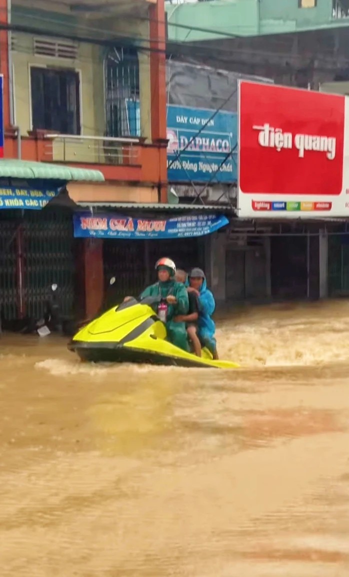 [eMagazine] - Hình ảnh người dân miền Trung oằn mình giữa biển lũ - Ảnh 17.