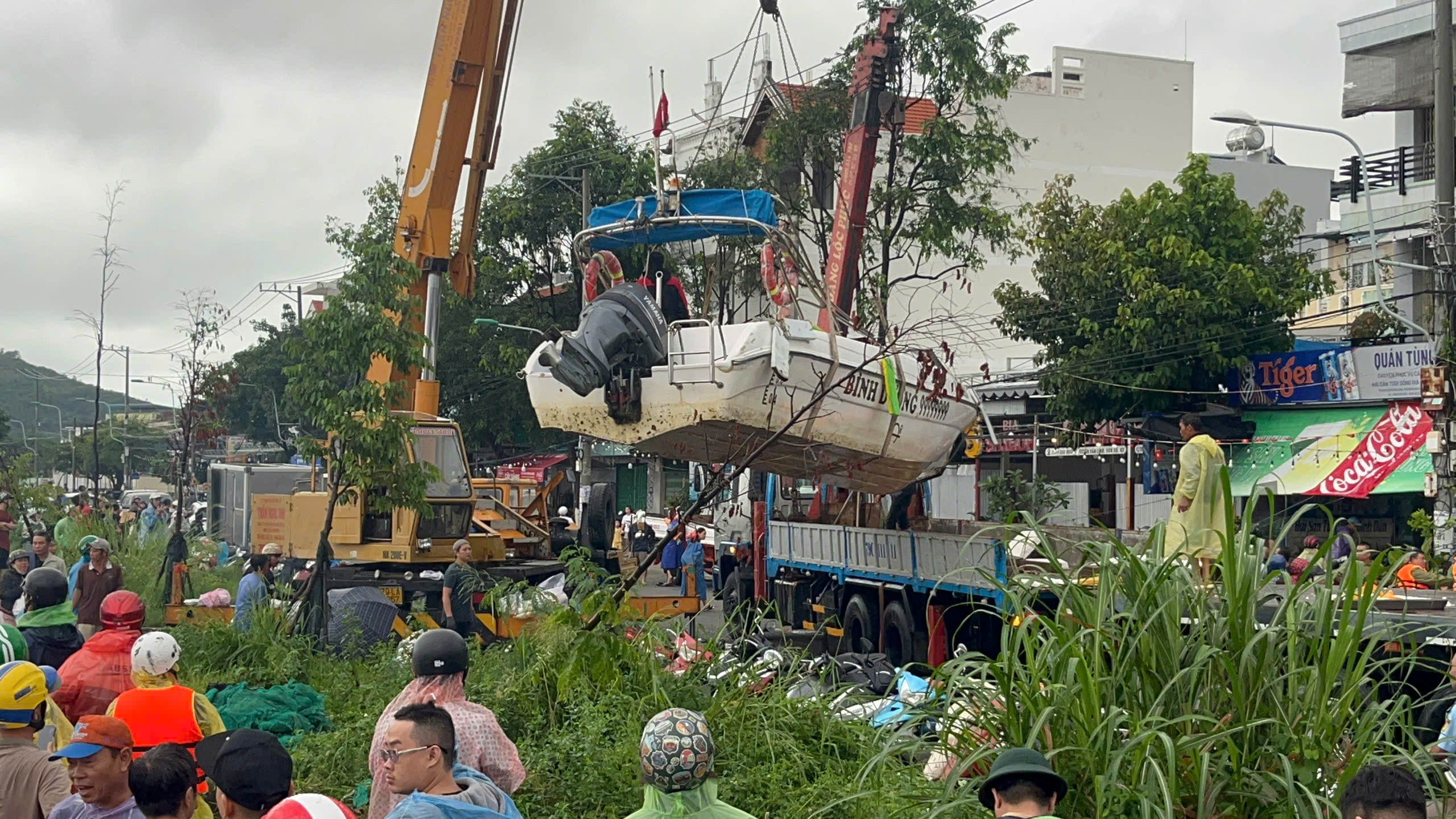 [eMagazine] - Hình ảnh người dân miền Trung oằn mình giữa biển lũ - Ảnh 23.