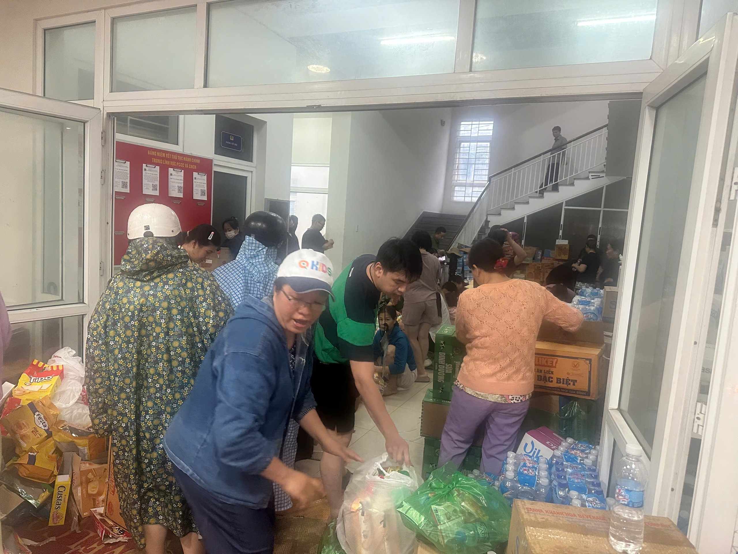 [eMagazine] - Hình ảnh người dân miền Trung oằn mình giữa biển lũ - Ảnh 28.