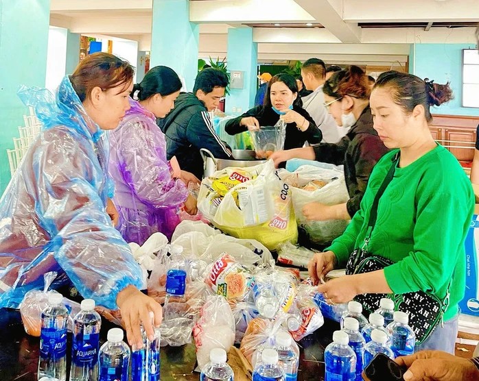 [eMagazine] - Hình ảnh người dân miền Trung oằn mình giữa biển lũ - Ảnh 29.