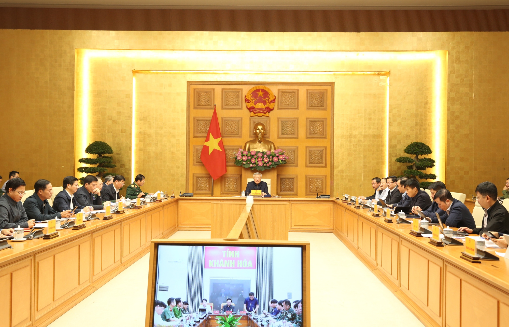 Từ Algeria, Thủ tướng họp khẩn ứng phó mưa lũ tại miền Trung 2 mưa lũ - Ảnh 2.