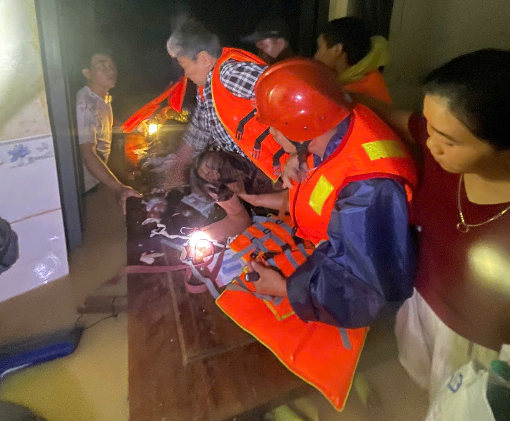 Lũ trên các sông Khánh Hòa vẫn ở mức cao nguy hiểm, trong 48 giờ tới toàn tỉnh mưa lớn - Ảnh 2.