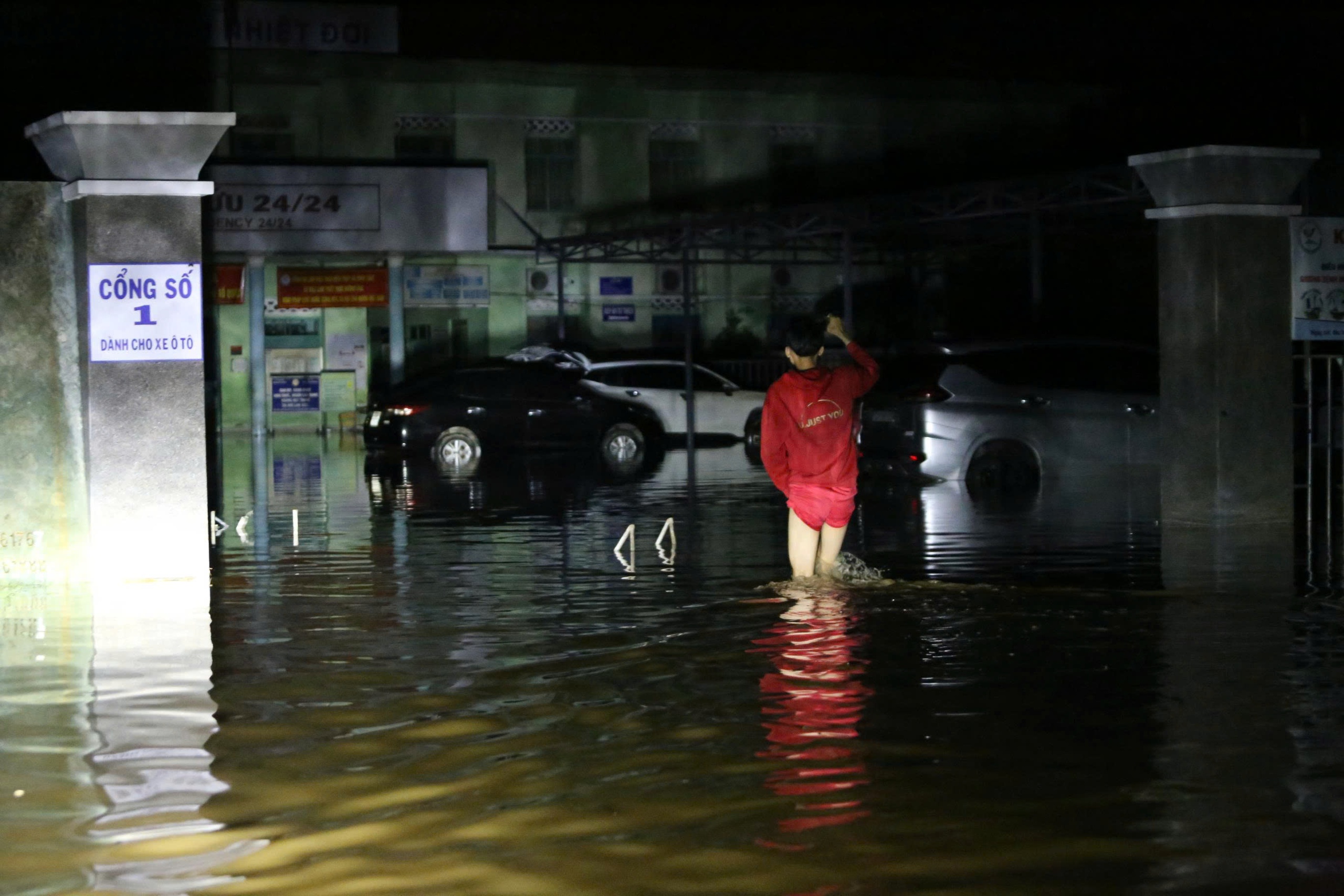 Diên Khánh, Tây Nha Trang, hai vùng ngập nặng nhất Khánh Hòa vẫn mênh mông lũ, không có điện - Ảnh 5.