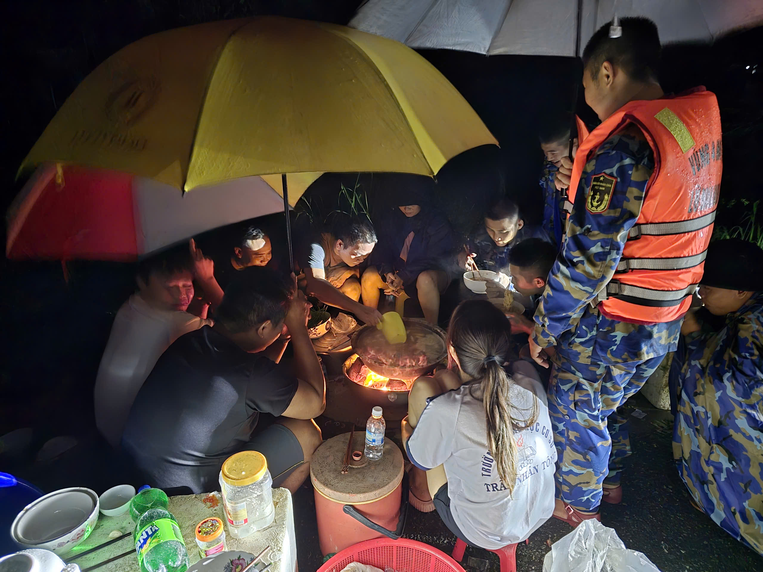 Diên Khánh, Tây Nha Trang, hai vùng ngập nặng nhất Khánh Hòa vẫn mênh mông lũ, không có điện - Ảnh 8.