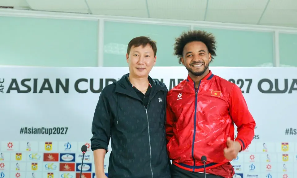 HLV Kim Sang-sik hài lòng với sự trở lại của chân sút nhập tịch Nguyễn Xuân Son. Ảnh: VFF. nguyen-xuan-son-xuat-sac-nhat-hlv-kim-sang-sik-noi-thang-ve-tuyen-viet-nam (3).jpg