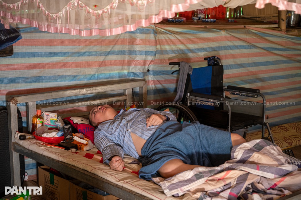 Người phụ nữ bất hạnh kiệt sức chăm mẹ tai biến và con trai liệt tứ chi - 2