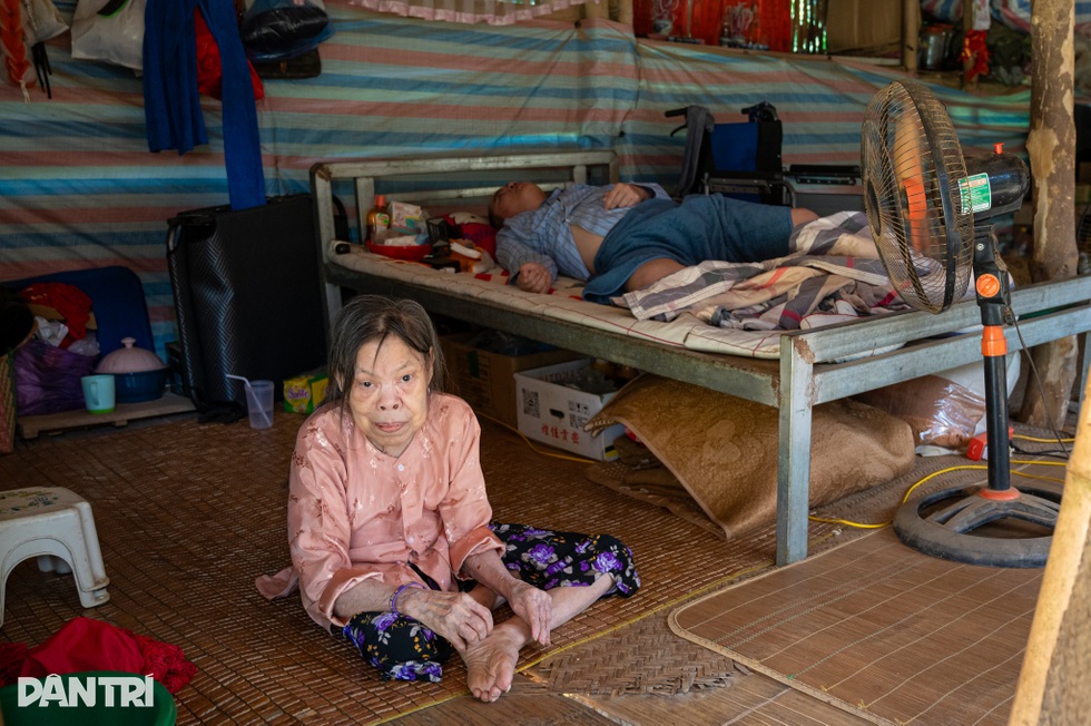 Người phụ nữ bất hạnh kiệt sức chăm mẹ tai biến và con trai liệt tứ chi - 3