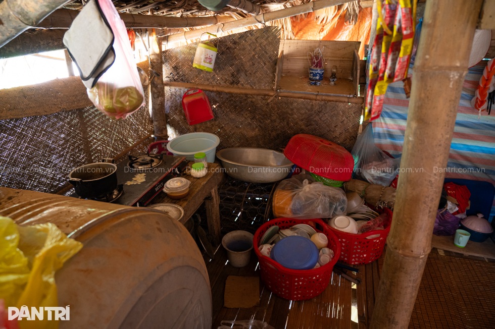 Người phụ nữ bất hạnh kiệt sức chăm mẹ tai biến và con trai liệt tứ chi - 5