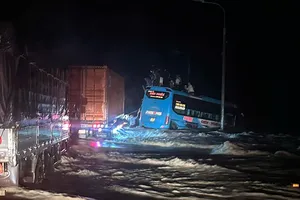 Khánh Hòa: Kịp cứu 33 người trong xe khách bị lũ cuốn trôi trên quốc lộ 1