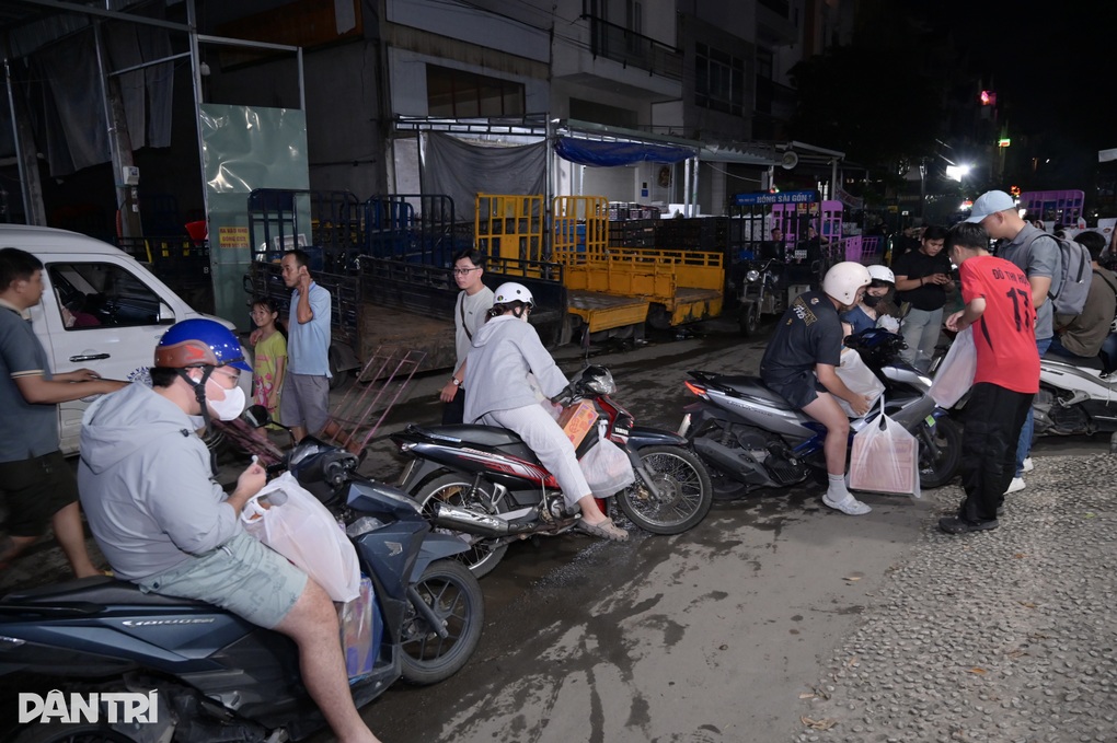 Xuyên đêm đưa hàng cứu trợ từ TPHCM ra vùng lũ miền Trung - 3