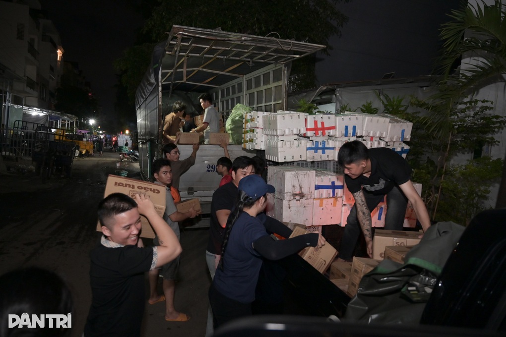 Xuyên đêm đưa hàng cứu trợ từ TPHCM ra vùng lũ miền Trung - 4