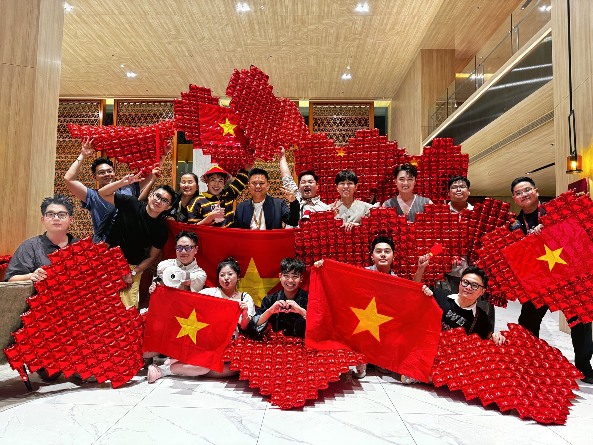 Chung kết Miss Universe: Hoà Minzy - Chi Pu và dàn sao Việt có mặt tại Thái cổ vũ, Hương Giang được dự đoán bất ngờ- Ảnh 3.