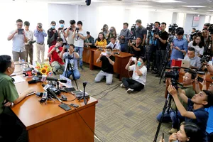 Phóng viên tác nghiệp tại Trung tâm báo chí TP.HCM. Ảnh: HOÀNG GIANG