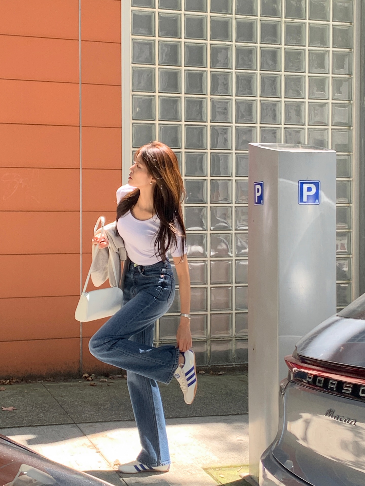 Giày đi với quần jeans: Phải chọn đúng 5 kiểu này thì mới sành điệu từng centimet - Ảnh 11.