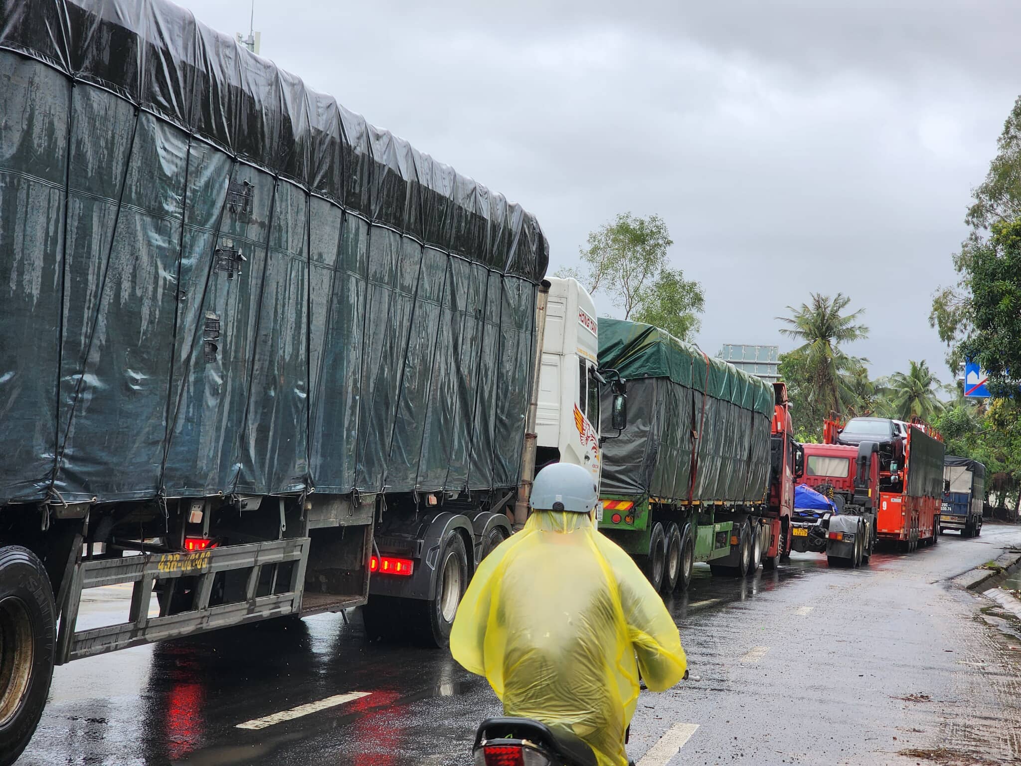 Nam Trung Bộ vẫn ngập nặng: Cứu dân trong đêm, hỗ trợ thực phẩm hành khách đường sắt kẹt ở Phú Yên - Ảnh 3.