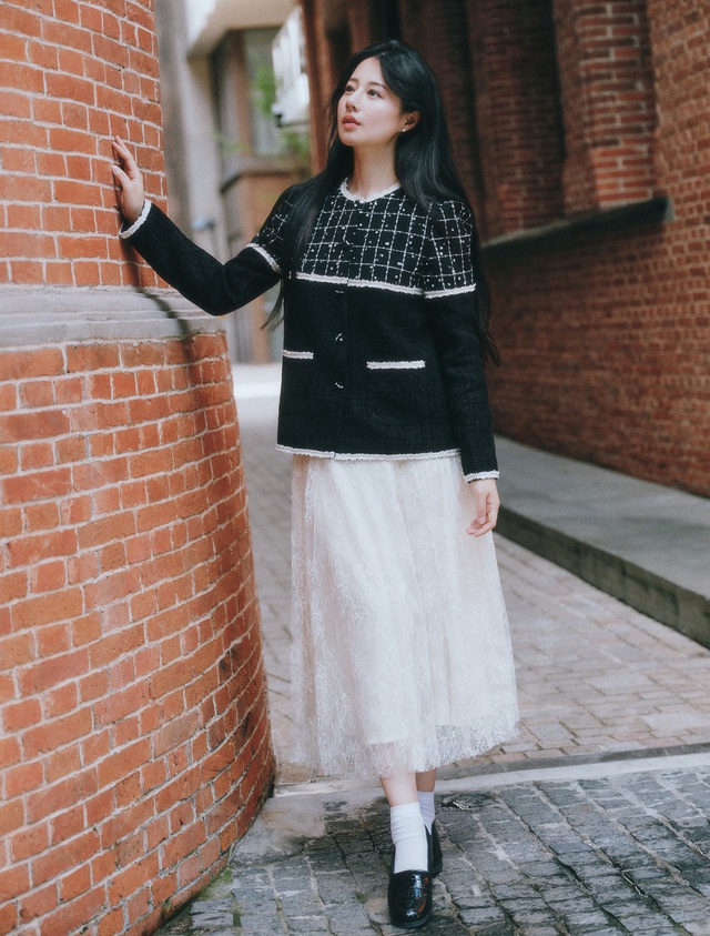 Bí quyết diện áo khoác tweed đẹp cho quý cô văn phòng - Ảnh 2.