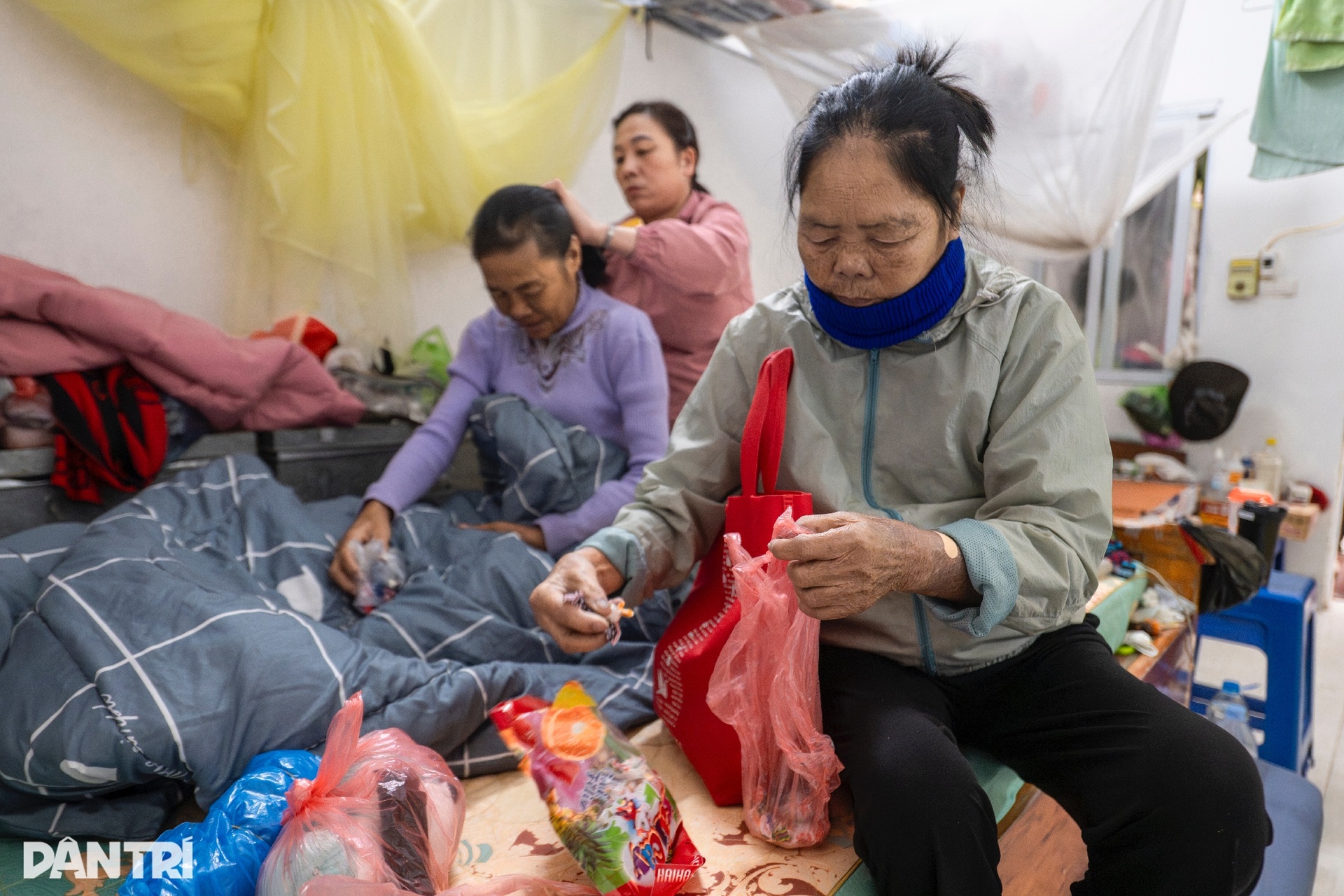 Những phận người chật vật theo từng đợt rét tại xóm chạy thận Hà Nội - 10