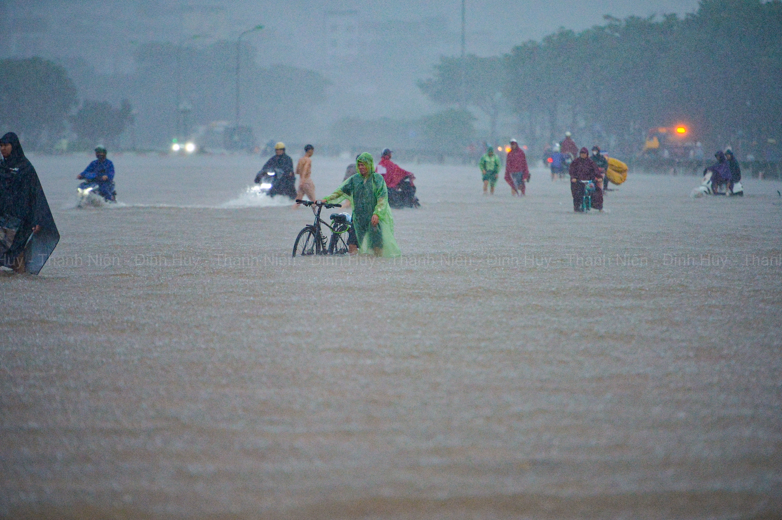 Vì sao mưa lũ năm 2025 khốc liệt, liên tục phá vỡ kỷ lục?- Ảnh 2.