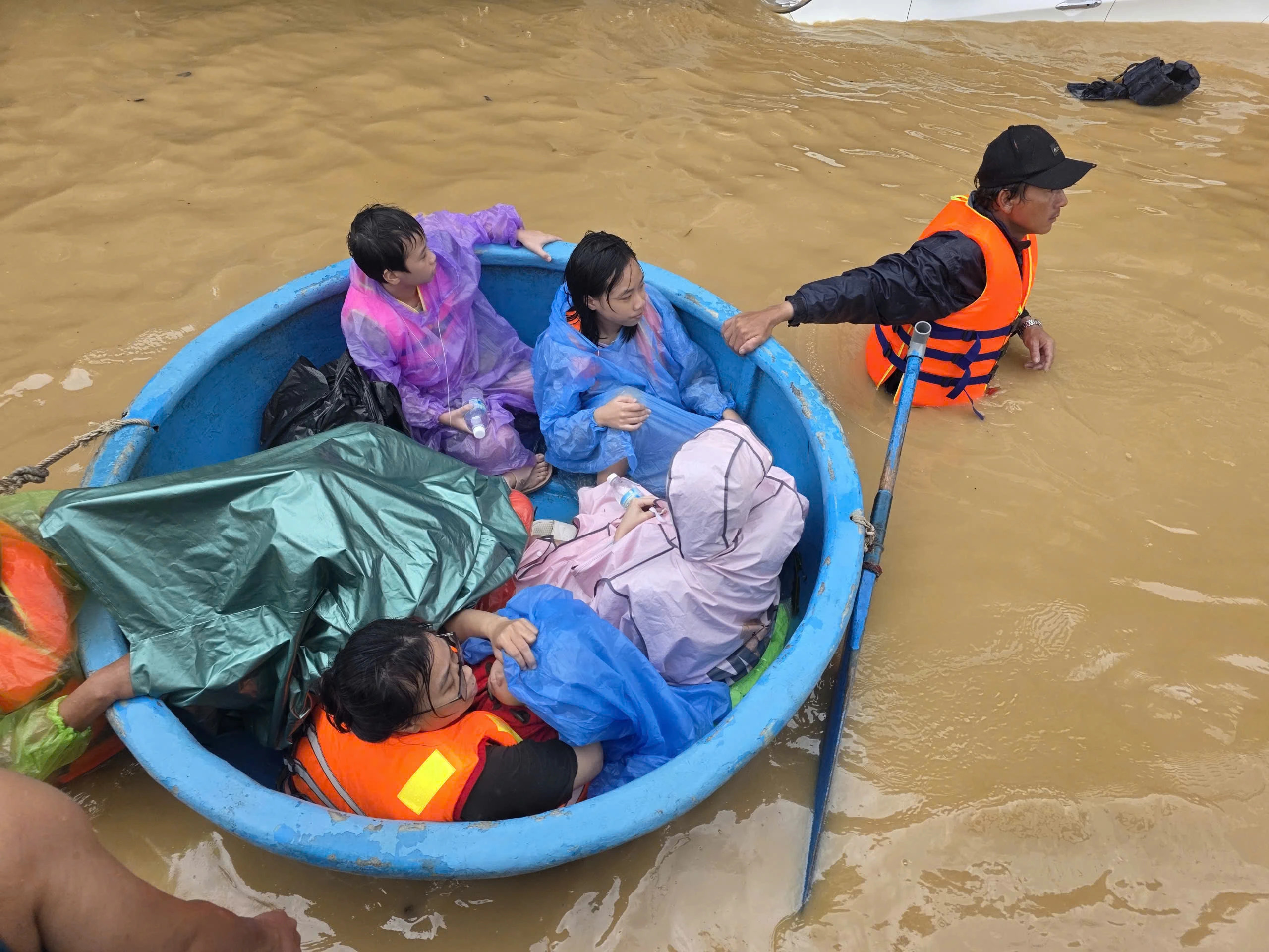Vì sao mưa lũ năm 2025 khốc liệt, liên tục phá vỡ kỷ lục?- Ảnh 5.