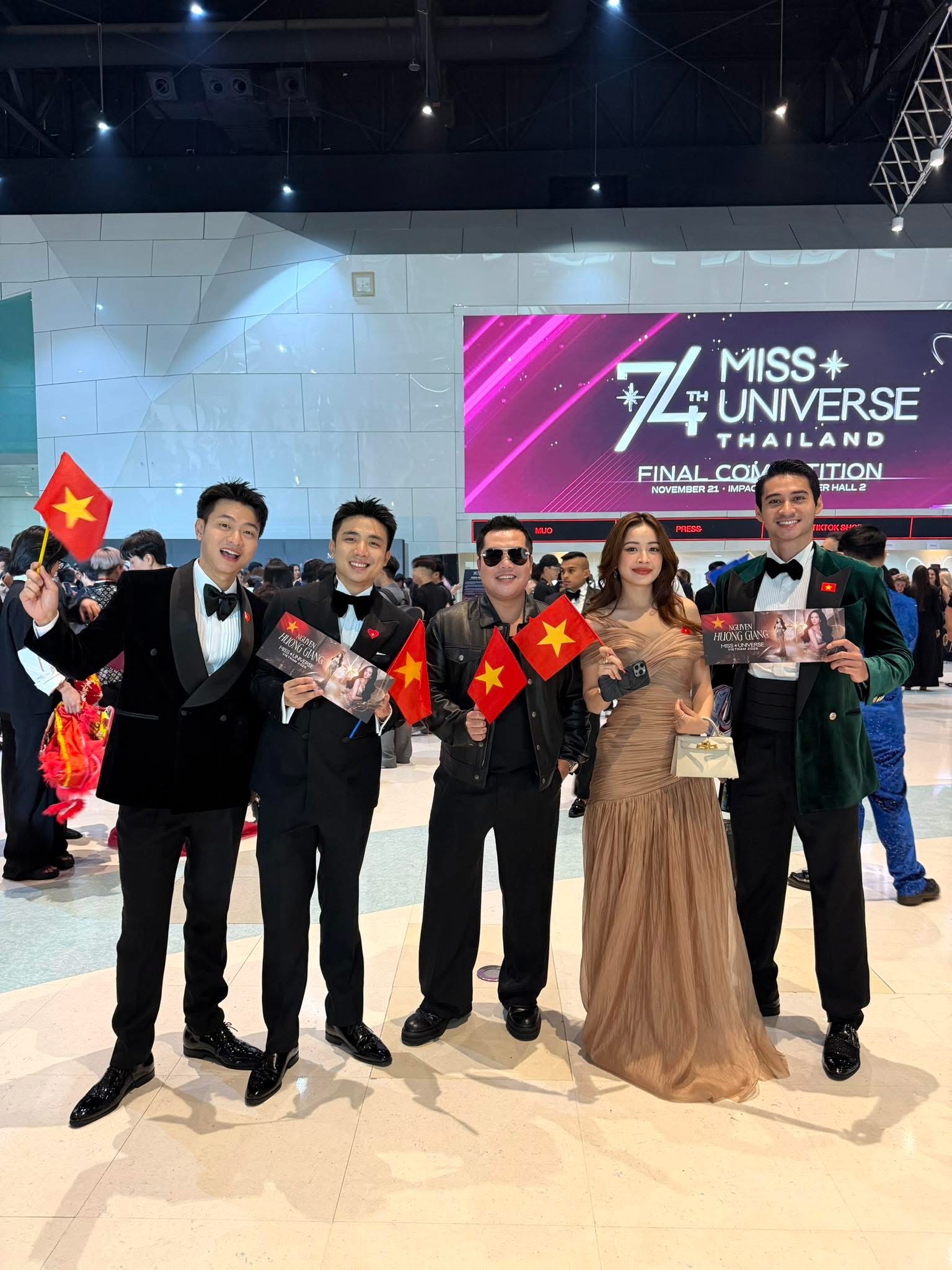 Đoàn Việt Nam sang Thái Lan cổ vũ Hương Giang tại Chung kết Miss Universe: Không có ồn nhất, chỉ có ồn hơn!- Ảnh 3. Đoàn Việt Nam sang Thái Lan cổ vũ Hương Giang tại Chung kết Miss Universe: Không có ồn nhất, chỉ có ồn hơn!- Ảnh 3.