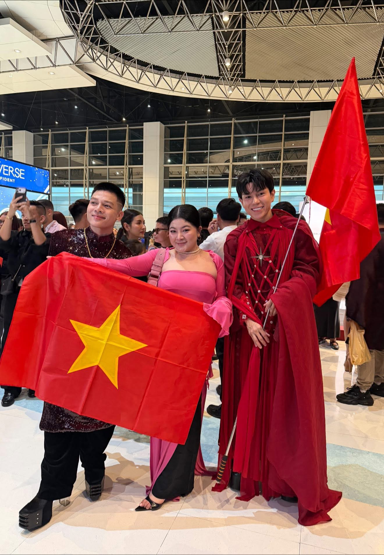 Đoàn Việt Nam sang Thái Lan cổ vũ Hương Giang tại Chung kết Miss Universe: Không có ồn nhất, chỉ có ồn hơn!- Ảnh 6. Đoàn Việt Nam sang Thái Lan cổ vũ Hương Giang tại Chung kết Miss Universe: Không có ồn nhất, chỉ có ồn hơn!- Ảnh 6.