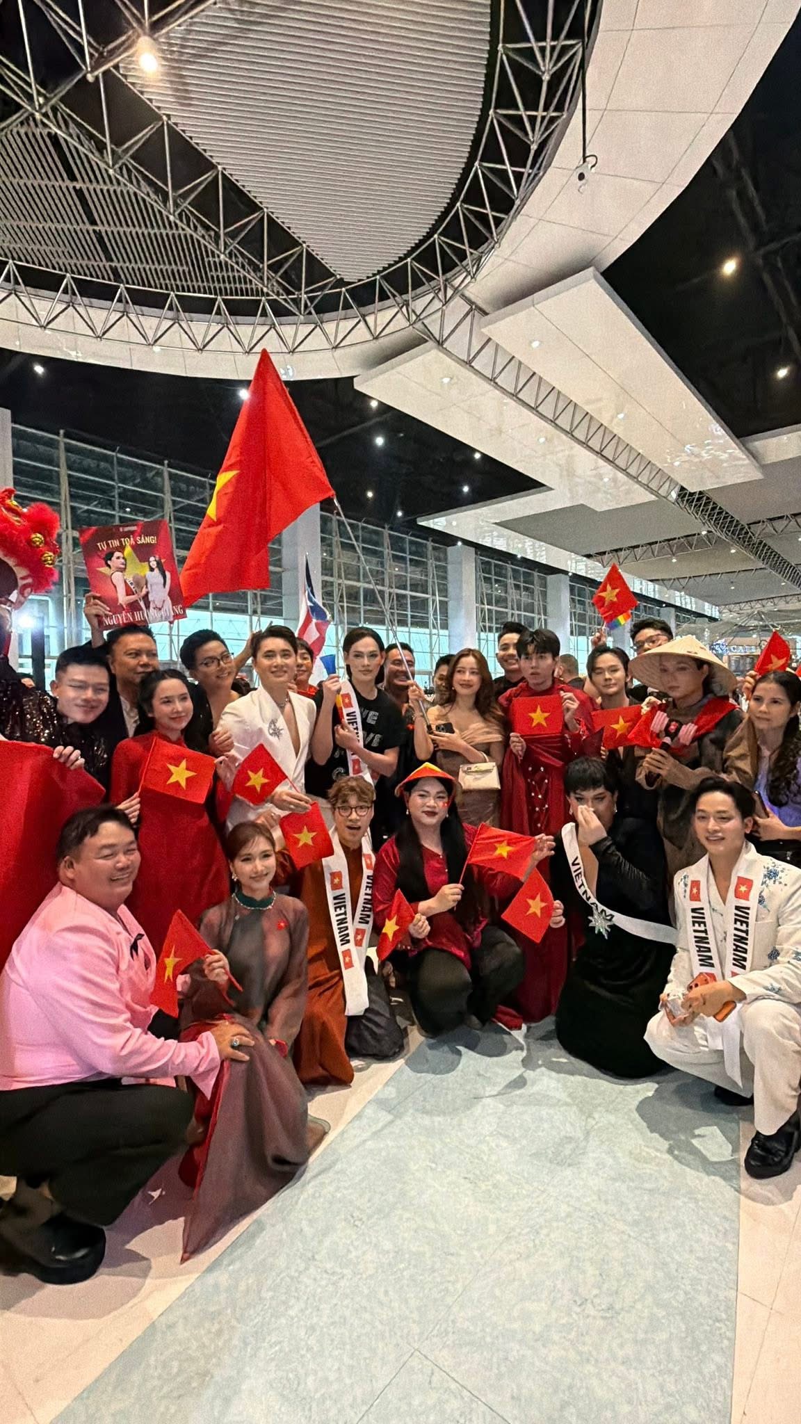 Đoàn Việt Nam sang Thái Lan cổ vũ Hương Giang tại Chung kết Miss Universe: Không có ồn nhất, chỉ có ồn hơn!- Ảnh 7. Đoàn Việt Nam sang Thái Lan cổ vũ Hương Giang tại Chung kết Miss Universe: Không có ồn nhất, chỉ có ồn hơn!- Ảnh 7.