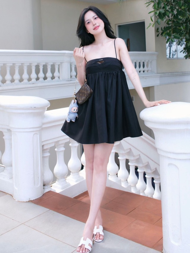 Váy babydoll phối cùng túi xách tôn lên nét đẹp dịu dàng - Ảnh 4.