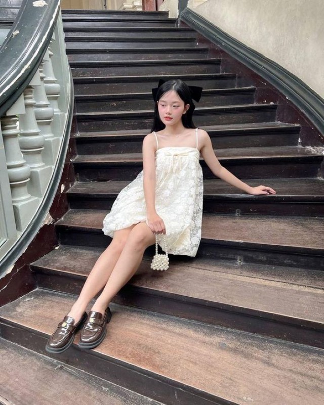 Váy babydoll phối cùng túi xách tôn lên nét đẹp dịu dàng - Ảnh 8.