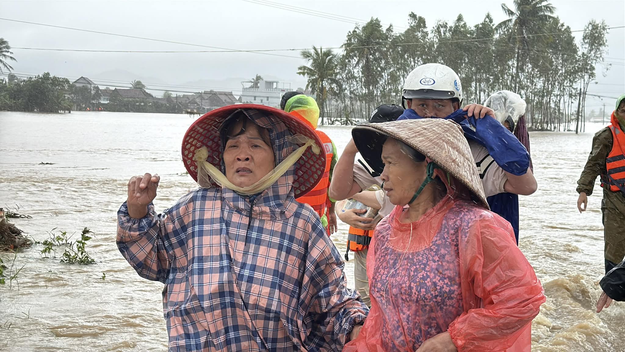 Mưa lũ sáng 21-11: Người dân vùng lũ bắt đầu về nhà; Nha Trang, Phan Rang vẫn đang mưa - Ảnh 5.