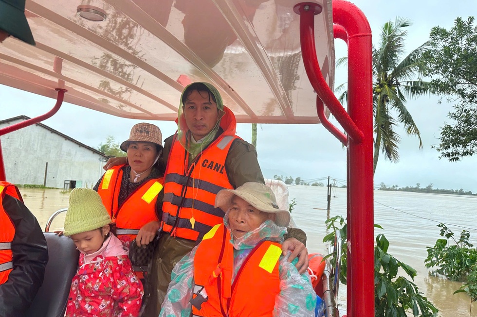 14 công nhân bị cô lập trong lũ cầu cứu khi không còn gì để ăn - 5