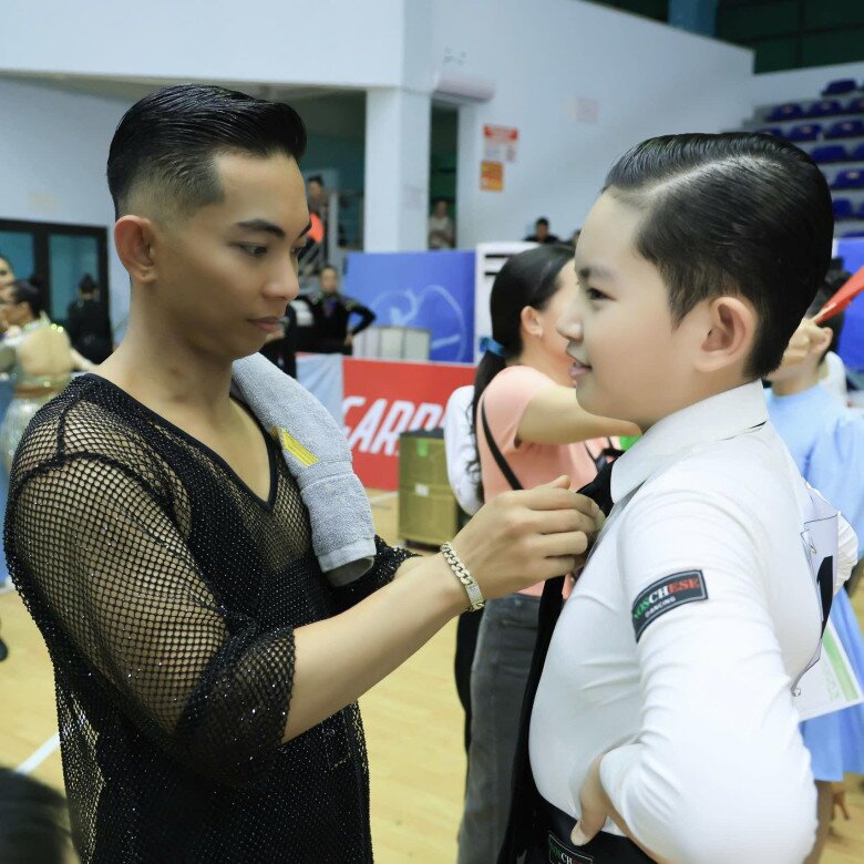 Phan Hiển đồng hành cùng con trong quá trình tập luyện và thi đấu.