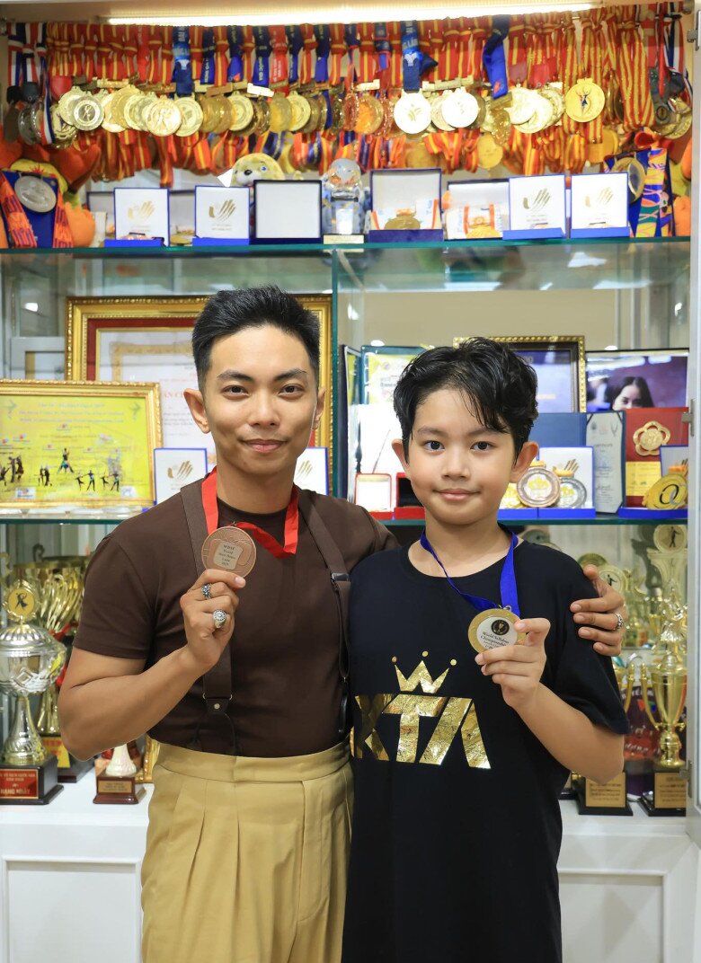 Nam vũ công tự hào mỗi khi Kubi khoe con giỏi hơn bố.