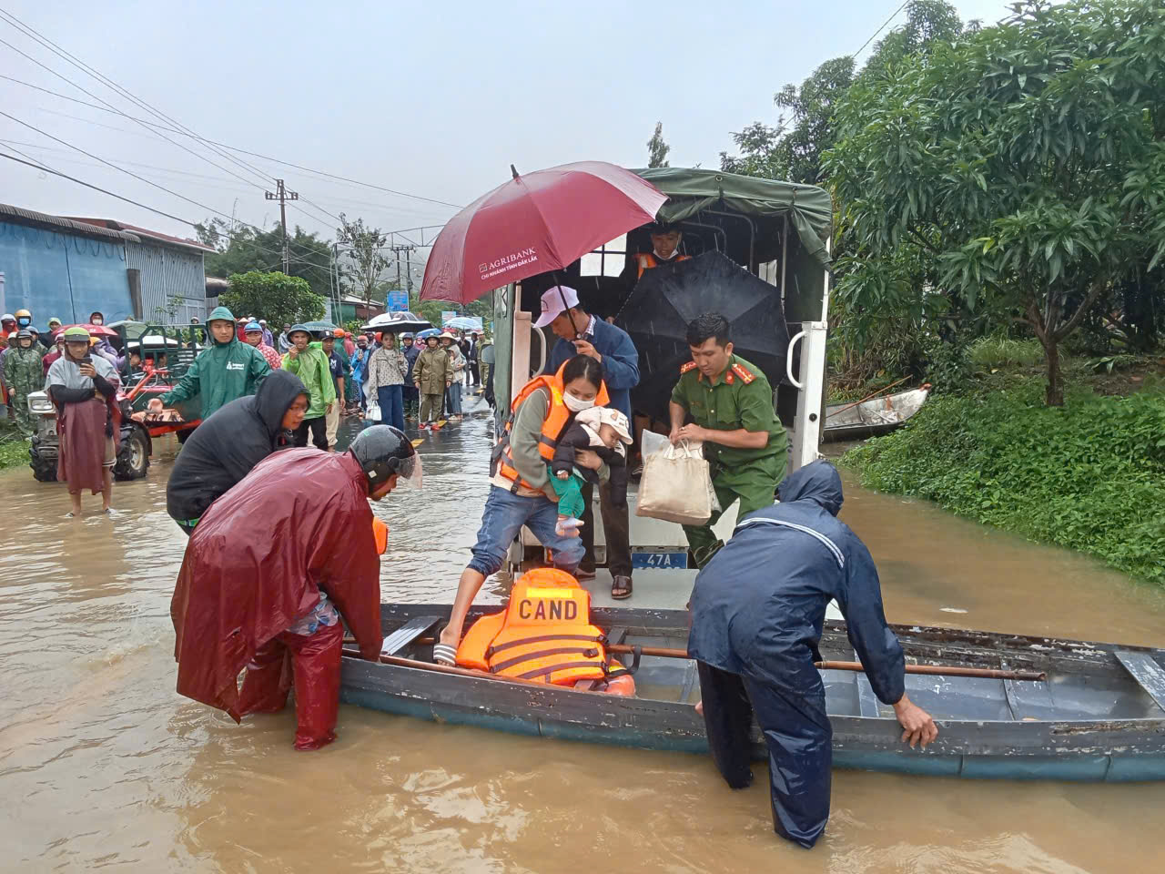Ngập lụt 'nhấn chìm' QL27 ở Hòa Sơn, Đắk Lắk- Ảnh 3.